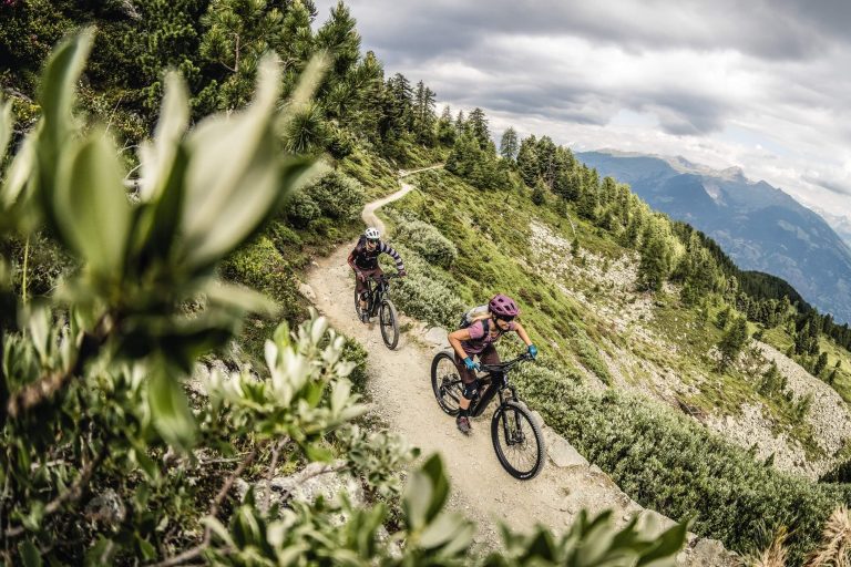 Spuščanje po trail terenu z električnim gorskim kolesom.