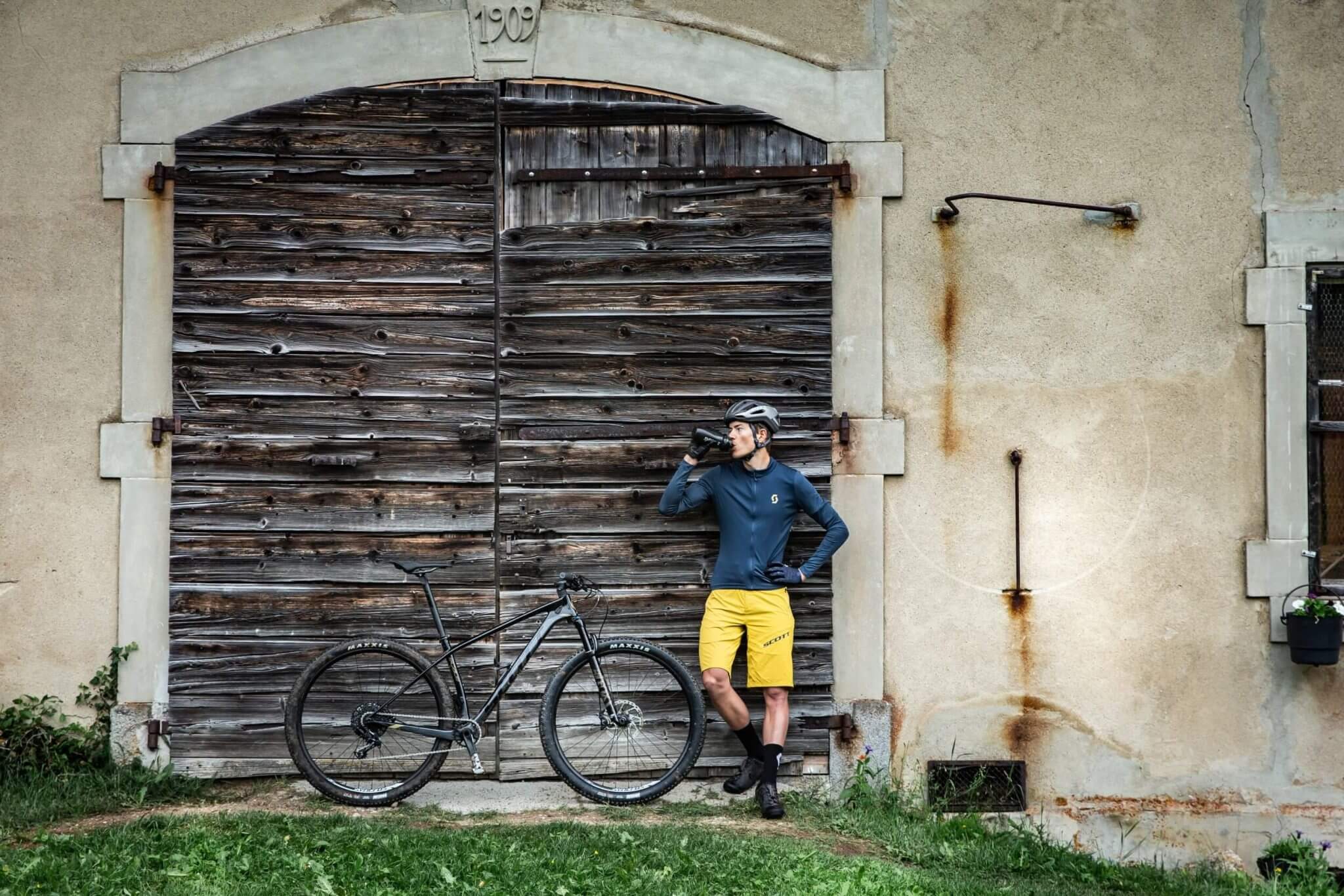 Gorsko kolo Scott Scale in gorski kolesar.