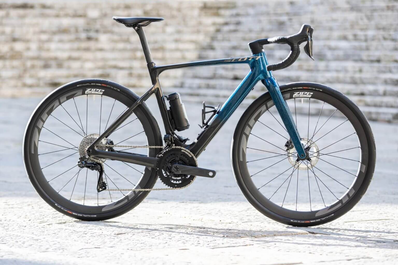 Električno cestno kolo Scott Addict eRide.