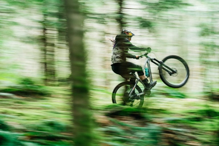 Enduro gorski kolesar na kolesu znamke Transition.