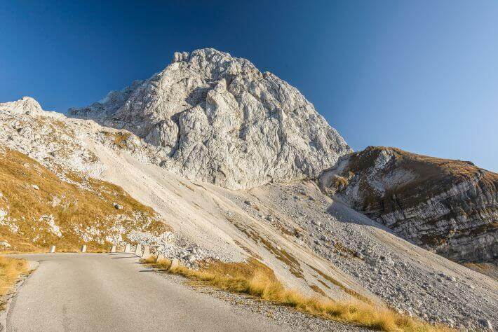 Mangart in prelaz Mangartsko sedlo.