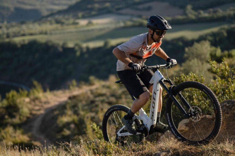 Moški vozi Scott lumen električno gorsko kolo.