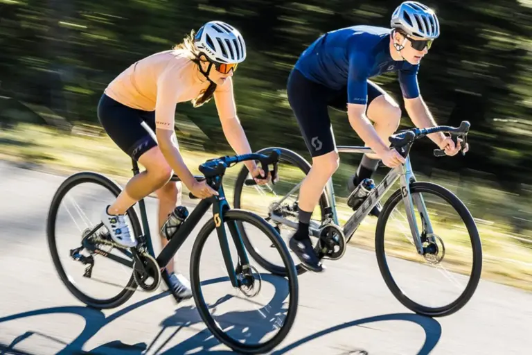 Ženska in moški na cestnih kolesih Scott