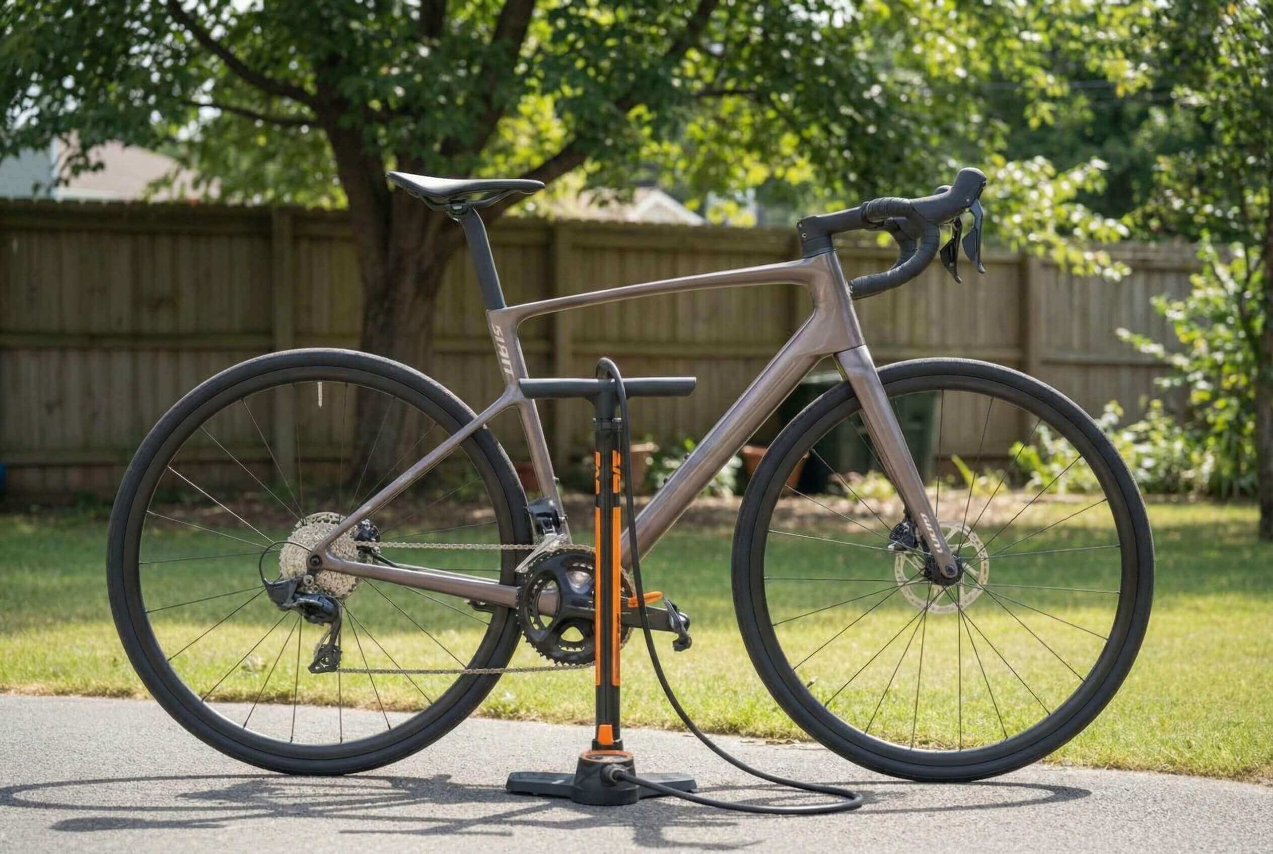 Scott kolo in pumpanje gume kolesa.