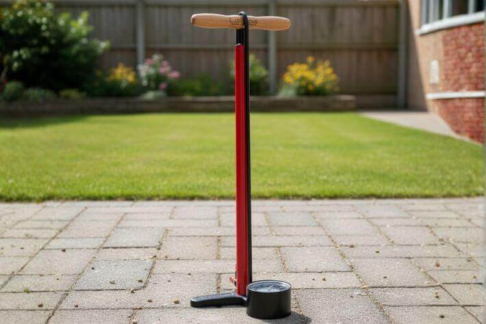 Rdeča tlačilka za polnjenje zračnice.