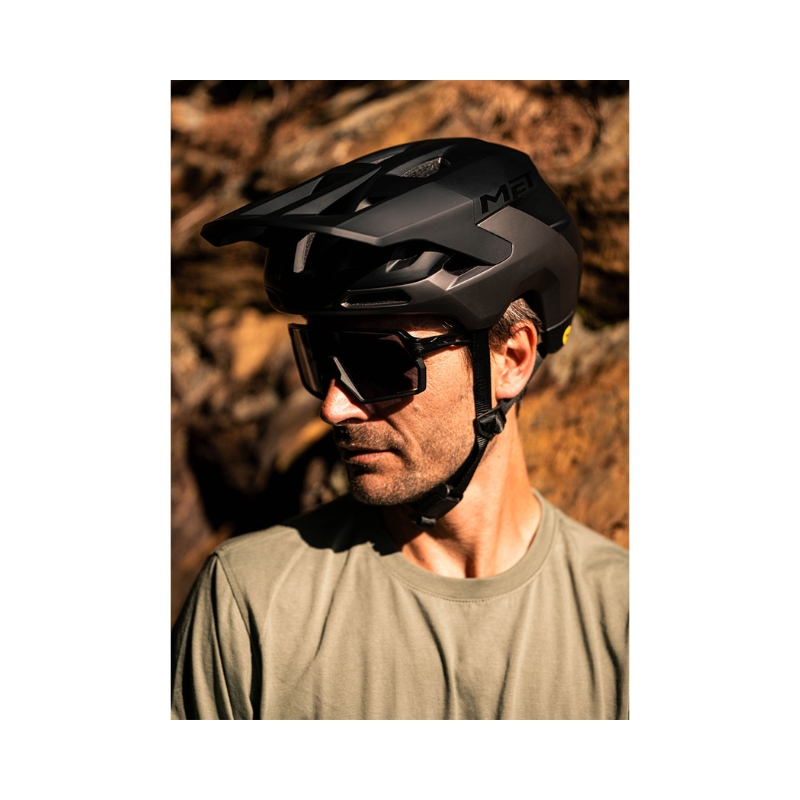 Kolesarska čelada MET Revo MIPS Black