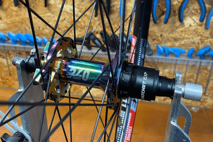 Fotografija servisiranja kolesa.